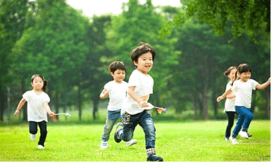 孩子|经常“出去浪”和“宅在家”的孩子，十年后，两种娃差距一目了然