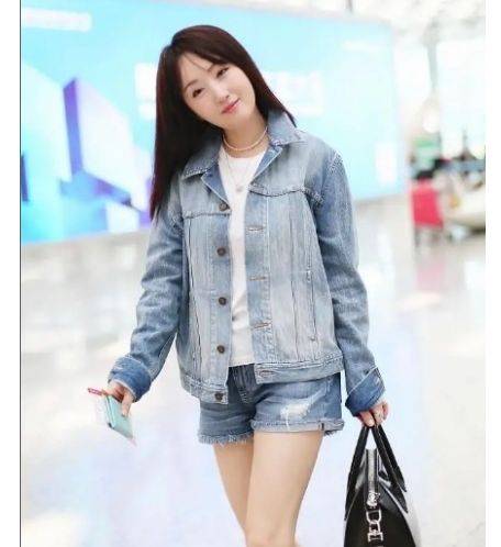 49岁杨钰莹打扮娇嫩,在小县城卖力商演场面尴尬