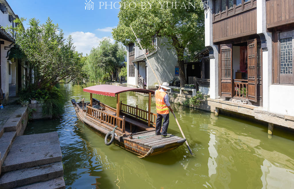 坐着摇橹船游黎里古镇，古建古桥相映成趣，一眼望去仿佛穿越千年