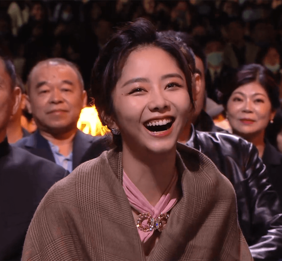 宋茜|金鹰奖镜头：宋茜法令纹夸张，赵丽颖精致又性感，李易峰差点摔倒