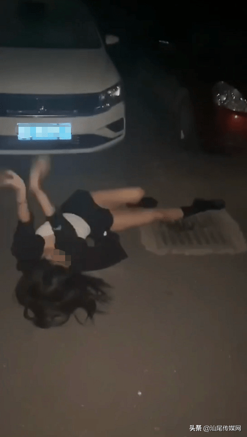 两靓女喝醉酒躺在马路,这姿势太