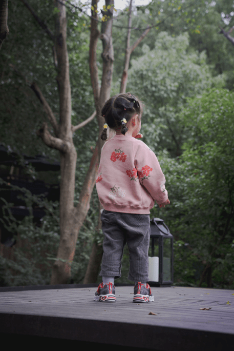 珠光宝气|董花花带儿女秋游，打扮珠光宝气贵气逼人，气质被赞天花板级别