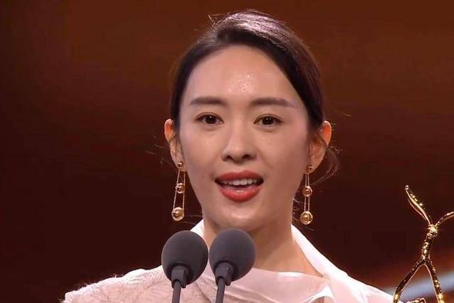 金鹰节颁奖现场：宋茜一脸不屑，王一博略显油