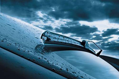 汽车雨刮器水加什么水