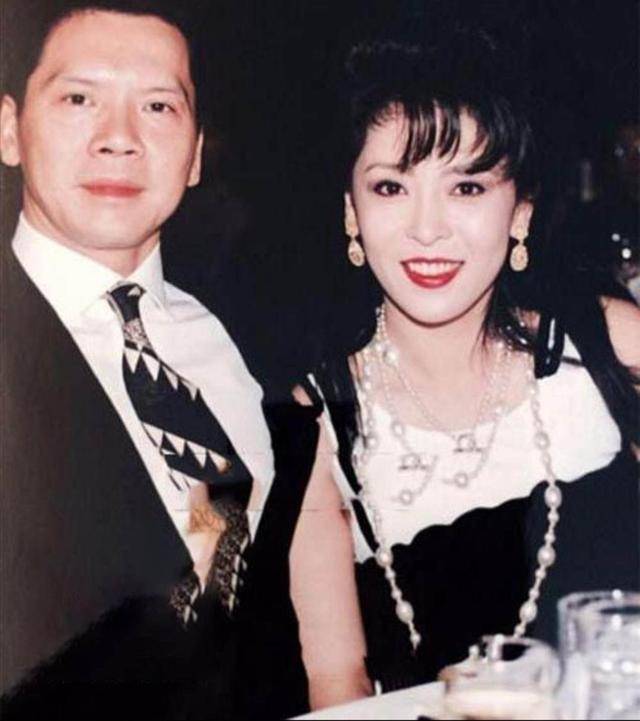 锥子脸|61岁向太少女心足！拍照爱把自己P成锥子脸，第一美模颜值成过去