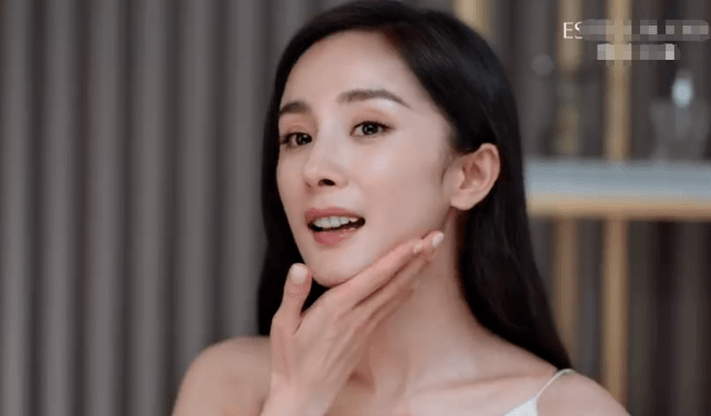 眼窝|杨幂右脸罕见出镜暴露颜值硬伤，眼窝凹陷显老气，被吐槽太灾难