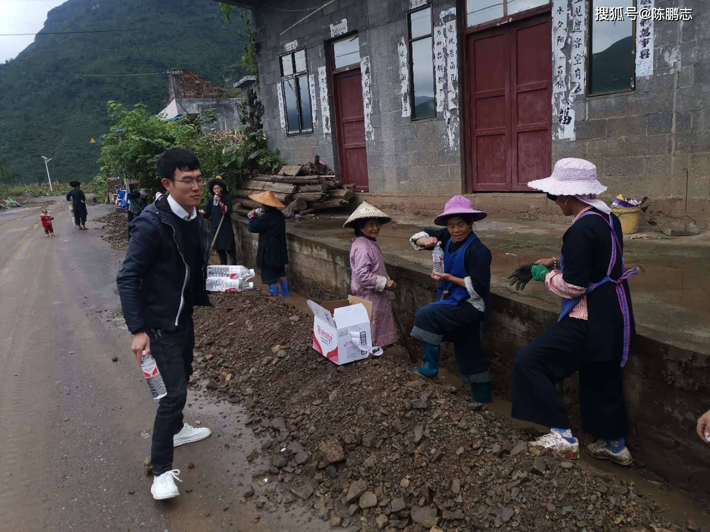 晴隆县鸡场镇开展环境整治