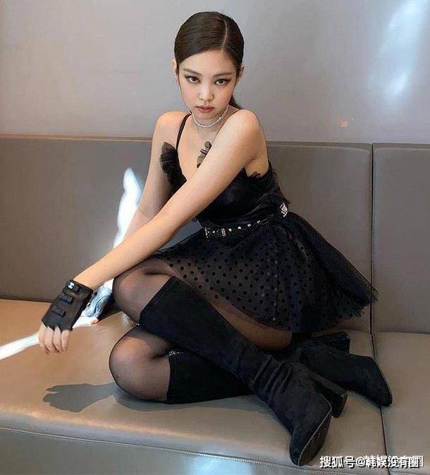 小黑|粉墨Jennie、模特“同款小黑裙”对比，自己剪成了超短裙？