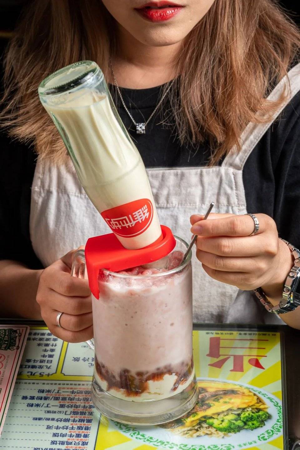奶茶|使徒行者同款冰室，现点现拉港奶，先抽盲盒才能喝！