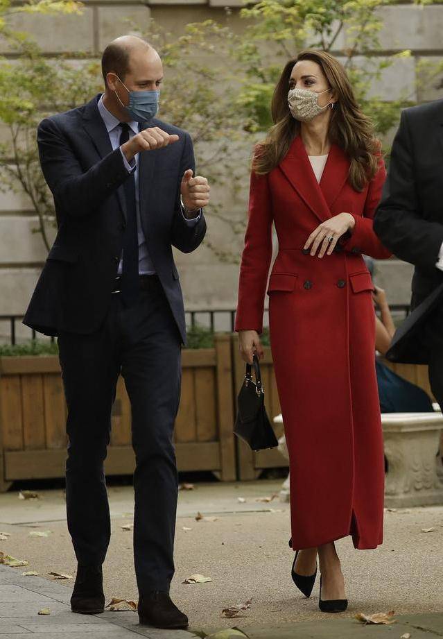 梅根|凯特穿衣“打翻身仗”!红色超长款大衣太惊艳,高贵感梅根哪能比