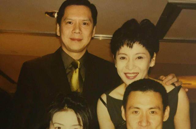 锥子脸|61岁向太少女心足！拍照爱把自己P成锥子脸，第一美模颜值成过去