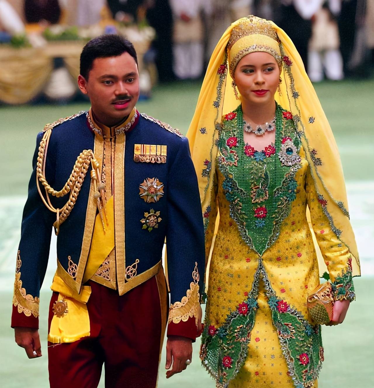 而蓝色也是文莱王室很爱的色系,和王储一起穿上非常正式的传统服饰