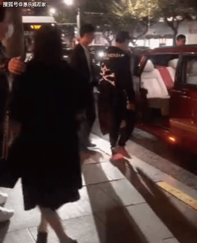 粉色|原创王思聪夜店豪开200瓶黑桃A后再被偶遇，一身黑配粉色拖鞋坐豪车