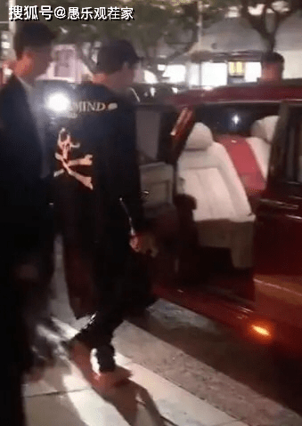 粉色|原创王思聪夜店豪开200瓶黑桃A后再被偶遇，一身黑配粉色拖鞋坐豪车