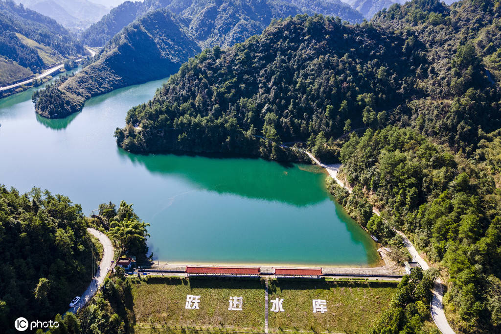 湖南吉首水库风光 碧水青山辉映如画