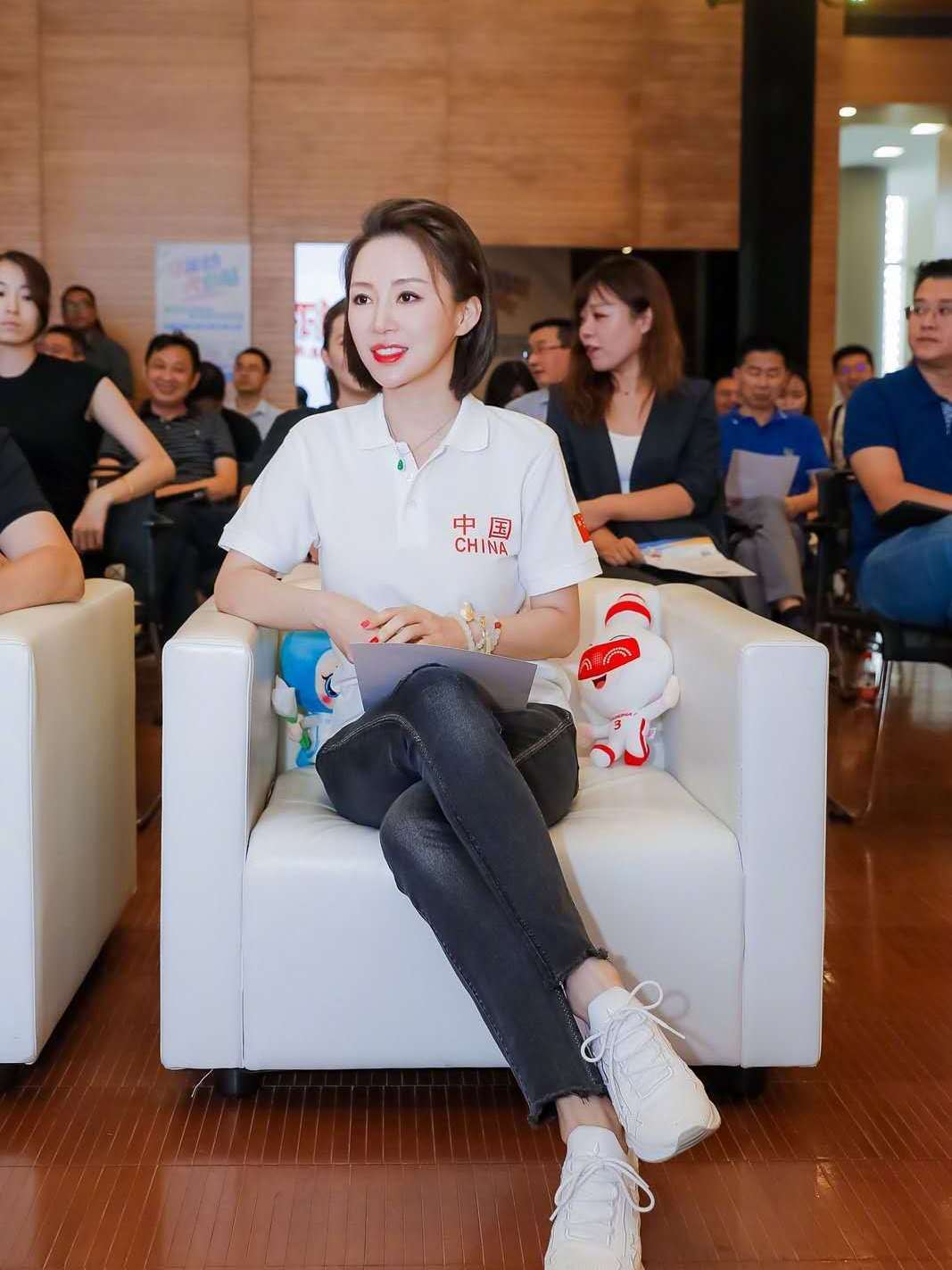 原创潘晓婷罕见健身照身材丰腴要啥有啥劈叉拉伸有型
