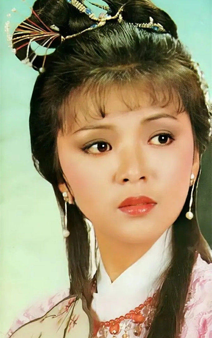59岁陈玉莲近照曝光,略显苍老但气质依旧,曾令周润发迷恋多年_照片