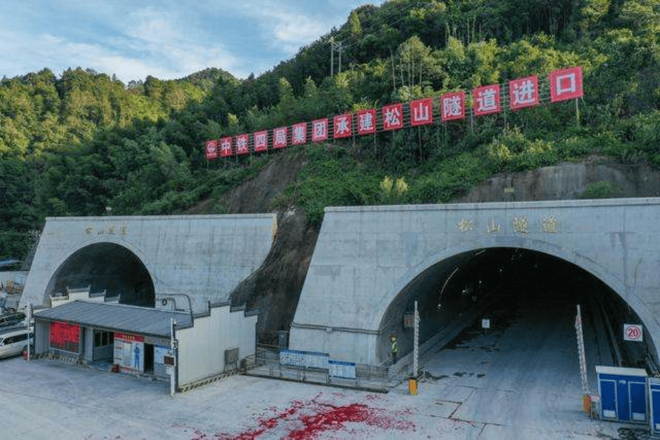 原创好消息广东在建最长高速公路隧道双线贯通美景美食等你来