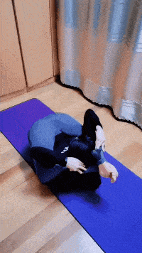 这是练瑜伽吗?怎么还给自己打个死结?哈哈哈