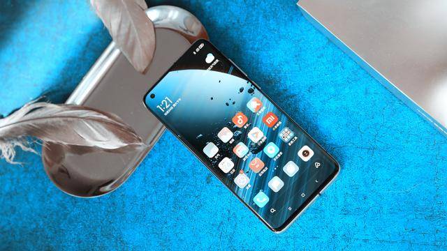 小米10至尊版图赏：亮银电镀工艺 屏幕真的很出