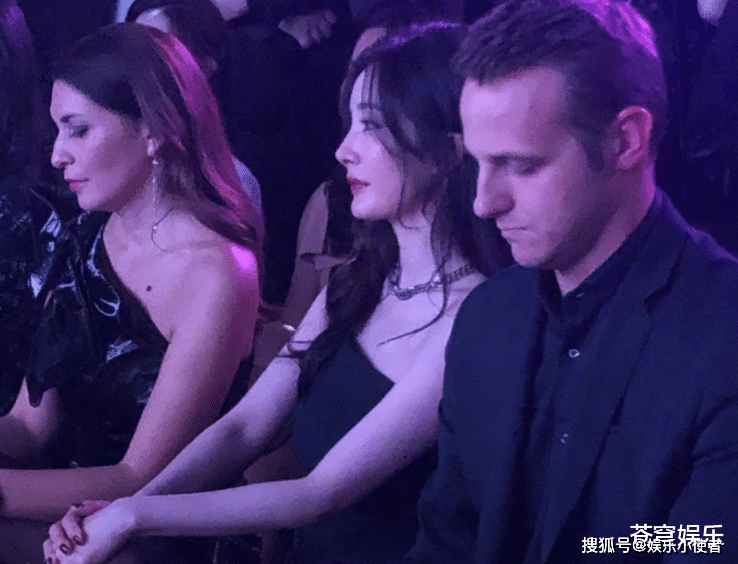 杨幂|杨幂亮相活动被拍，离开美颜颜值在线，这气质确定不是高贵名媛？