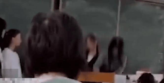 【开云app手机版下载】
湖北一老师让7名女生排队挨打 在讲台上扇耳光、砸手 教育局：情况属实 涉(图2)