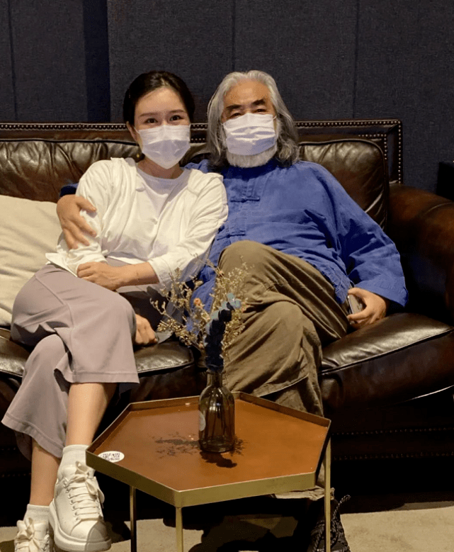 69岁张纪中过重阳节,被小娇妻插一头菊花