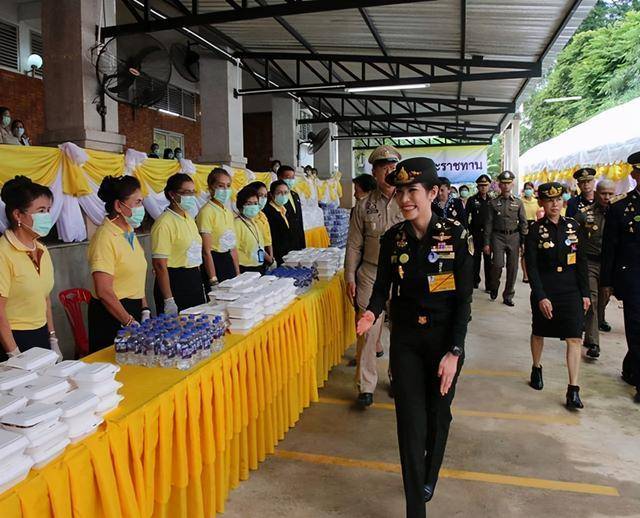 苏提达|苏提达没生过娃还强行秀母爱？抱起小女孩只能尬笑，诗妮娜赢一局