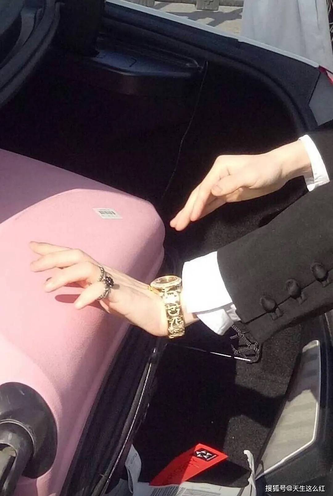 周震|原创老实人还在还钱，聪明的老赖，子女已经在娱乐圈割韭菜了