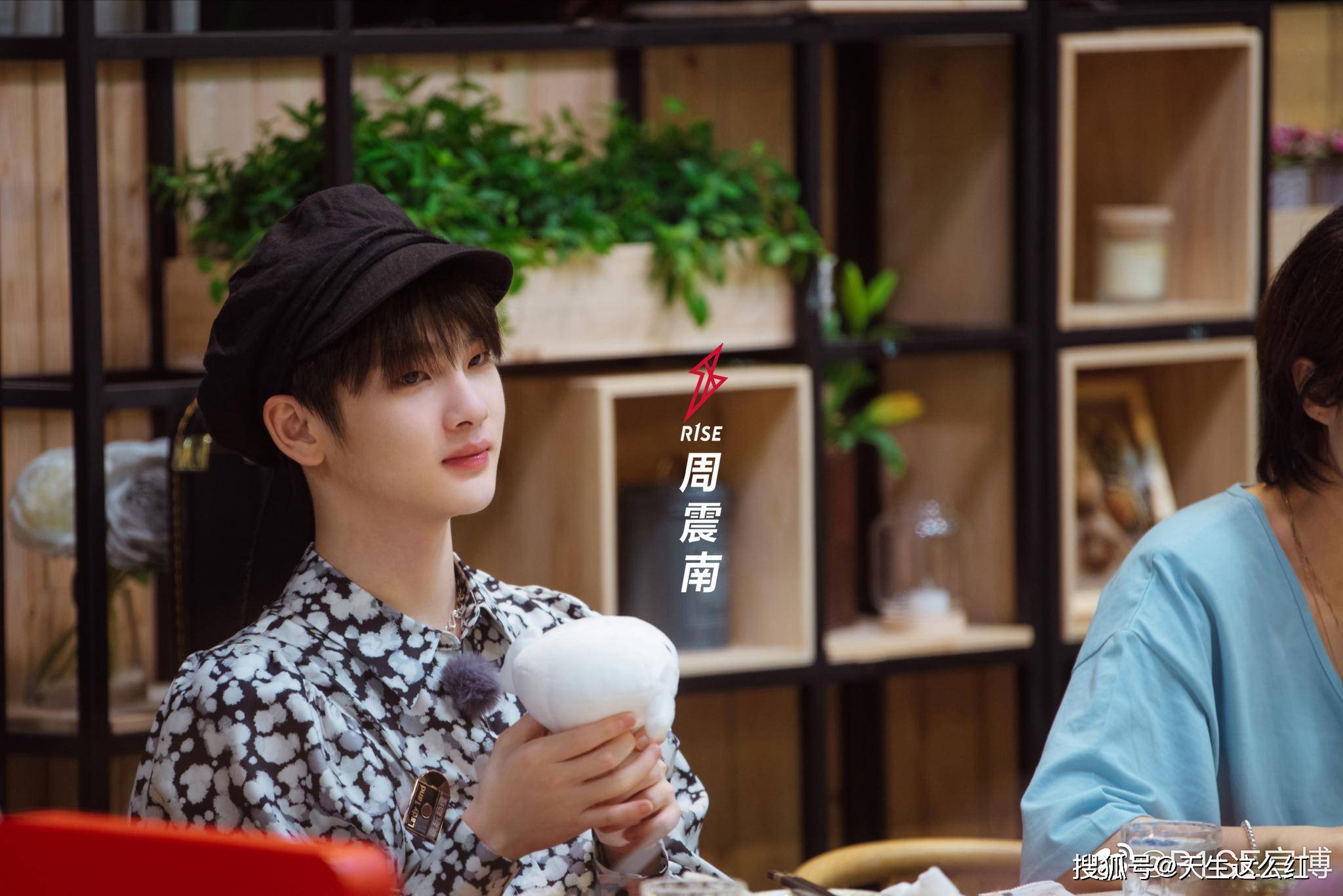 周震|原创老实人还在还钱，聪明的老赖，子女已经在娱乐圈割韭菜了