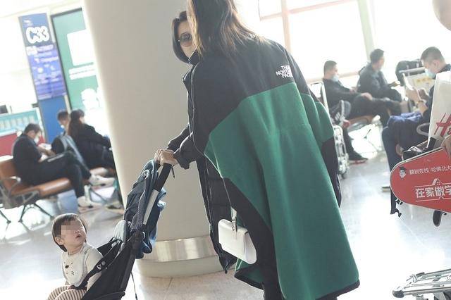 机场|原创胡杏儿带娃现身机场,偶遇黄梦莹热聊,儿子好奇张望萌态十足