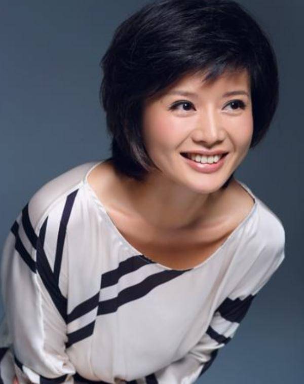 程愫为爱付出21年,丈夫成名后遭背叛,今44岁与儿子相依为命