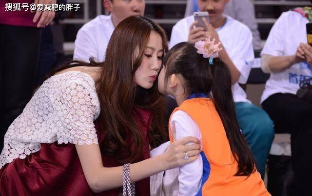 34岁孙悦与妻子晒新照和模特妻子穿上情侣装表情配合很到位