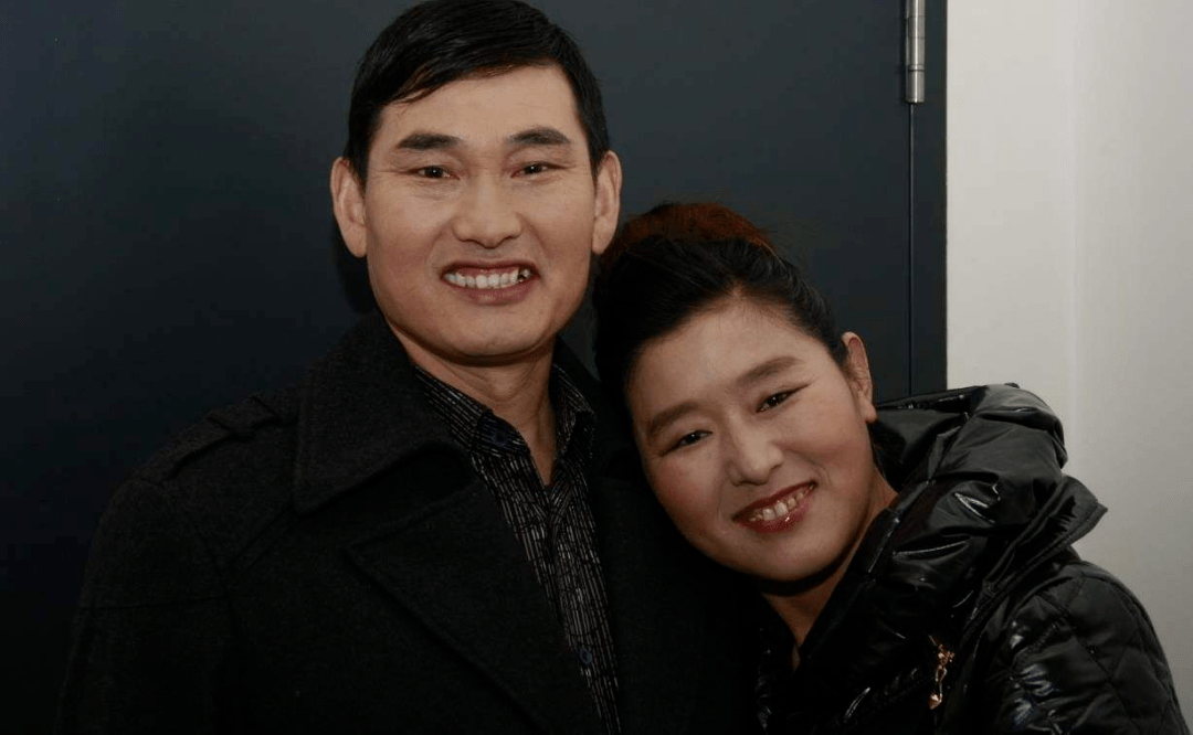 商务|原创大衣哥被说露出原型，坐高铁商务座还带3个助理，儿子结婚很豪气