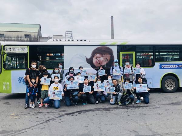苏慧伦出道30周年 歌迷包10台299公车广告庆生