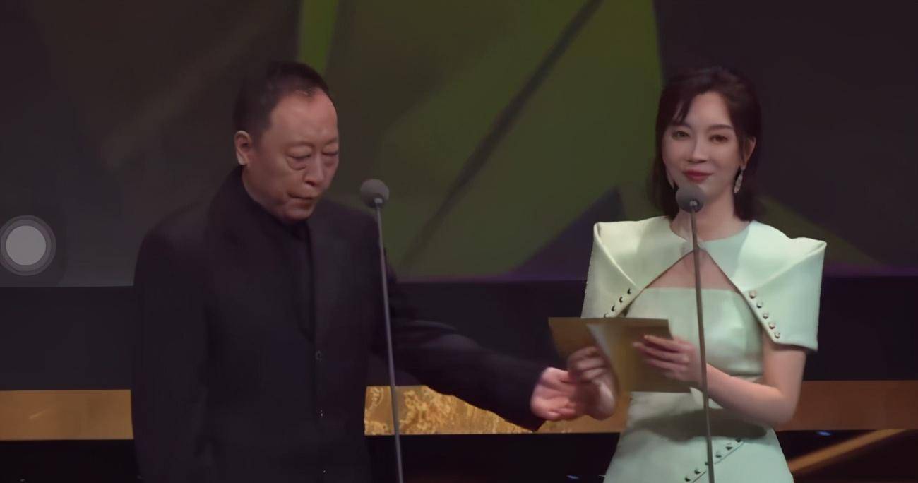 60岁倪大红罕现身,身披毛巾紧搂小鲜肉