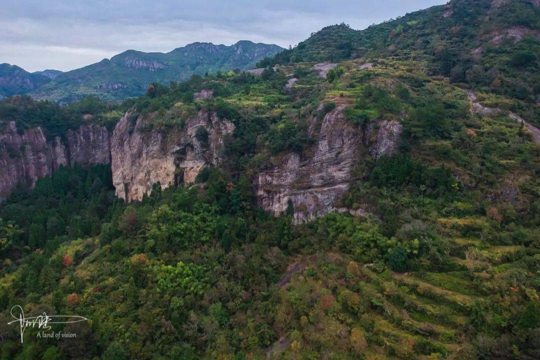 这个古村里的民居都是用石头砌成，隐藏在中雁荡的崇山峻岭之中_黄檀