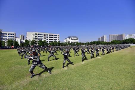 江苏昆山硅湖职业技术学院举行2020级新生军训总结大会暨开学典礼