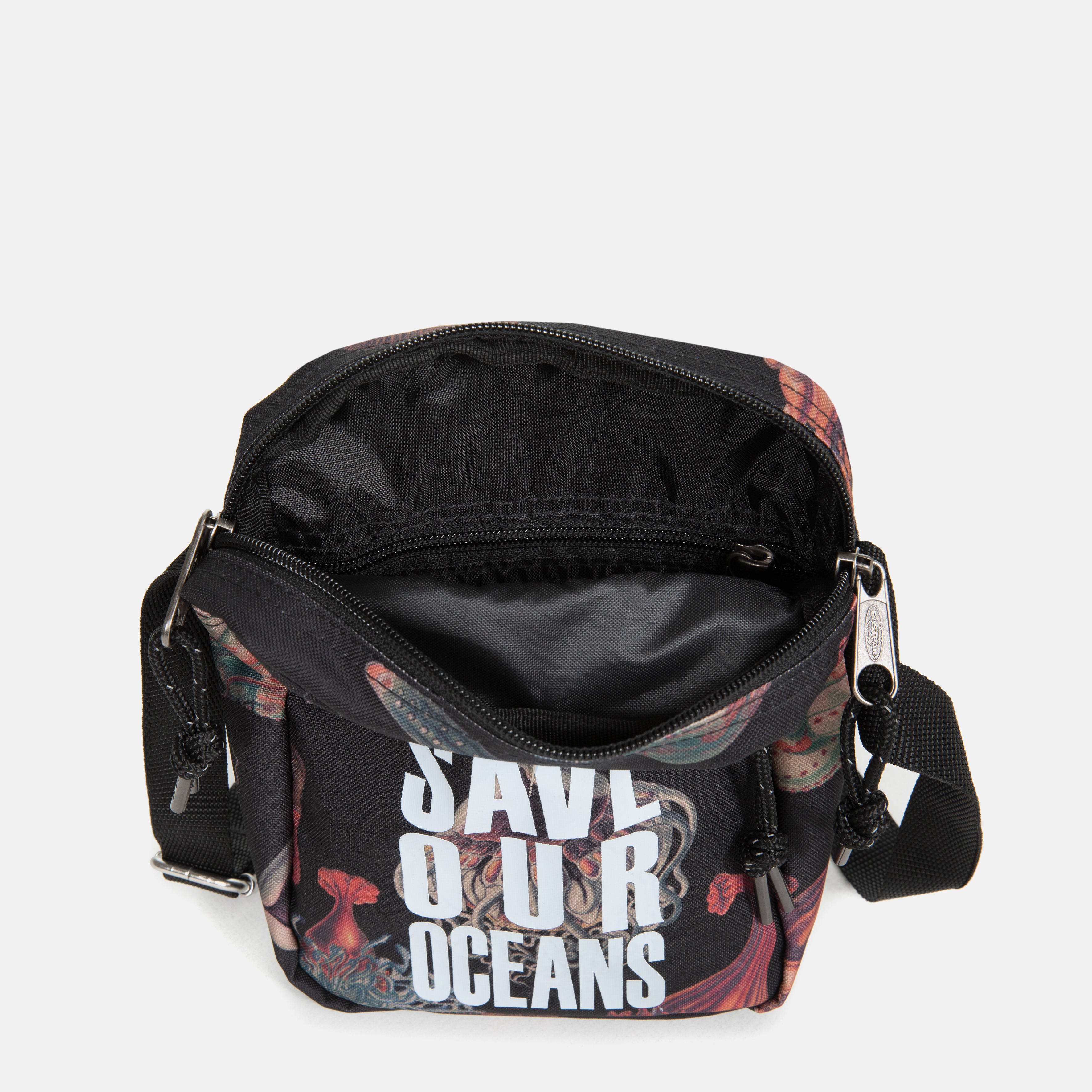 Vivienne Westwood 携手Eastpak 发布“SAVE OUR OCEANS”可持续联名系列_