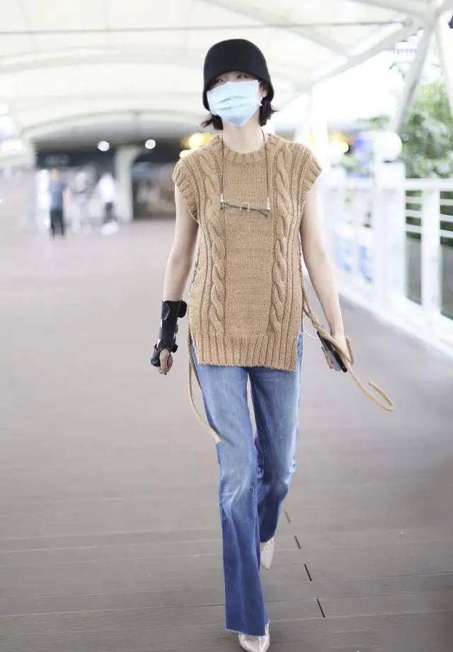 万茜被盗号后机场造型曝光，卡其毛衣背心直接
