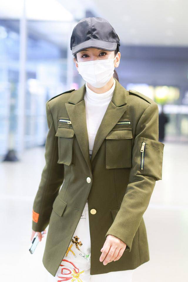 黄奕|黄奕43岁不见老！穿军西装混搭卡通运动裤，又美又酷魅力挡不住