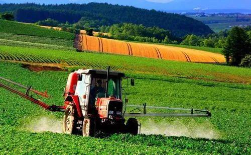 调研发现,美国农业生产主要依靠家庭农场,由于土地私有,可以自由买卖
