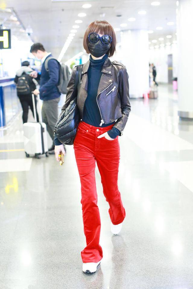 机车|50岁鲁豫真不服老，穿机车皮衣配条大红裤，视觉冲击力有点大