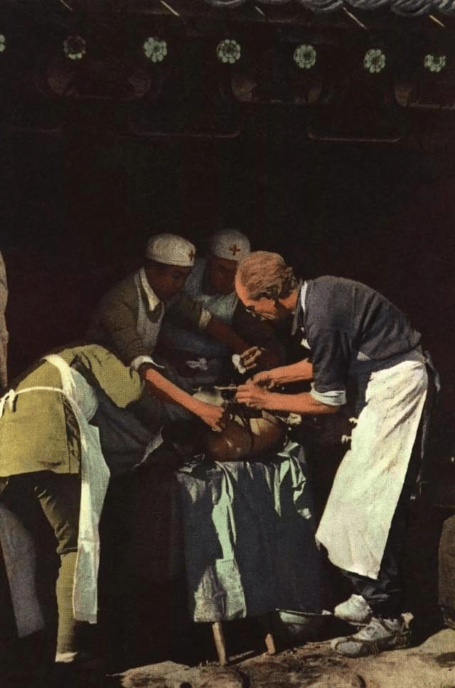 1939年的今天,毫不利己的共产主义战士白求恩,因手术感染而逝世