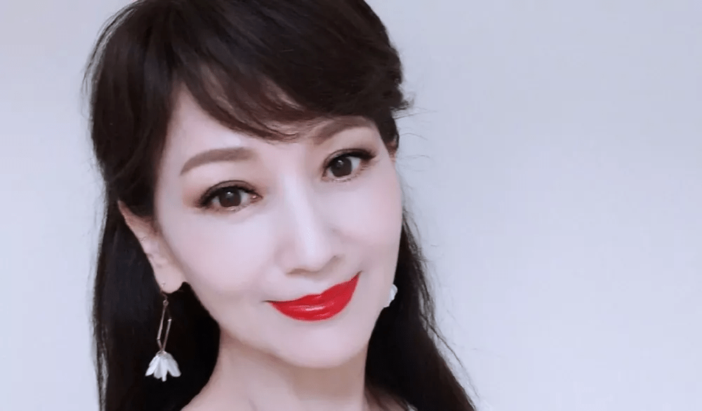 郑爽|郑爽近照神似赵雅芝李若彤，实际年龄差30岁，被嘲像画了老年妆