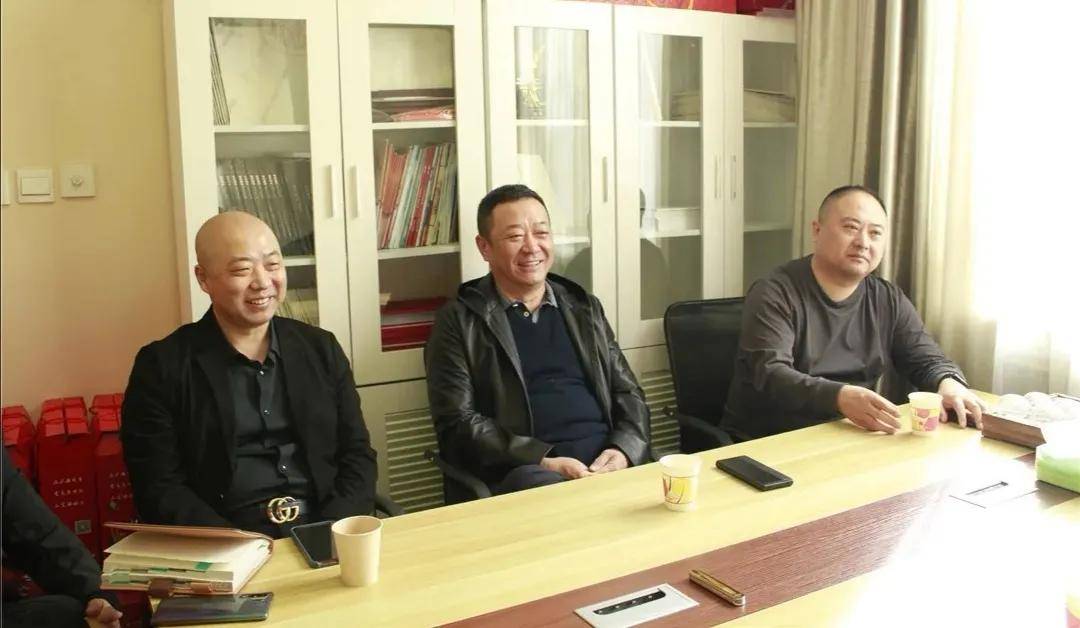 月坛大厦房地产开发有限公司董事长江榕,常务副会长兼秘书长王俊科