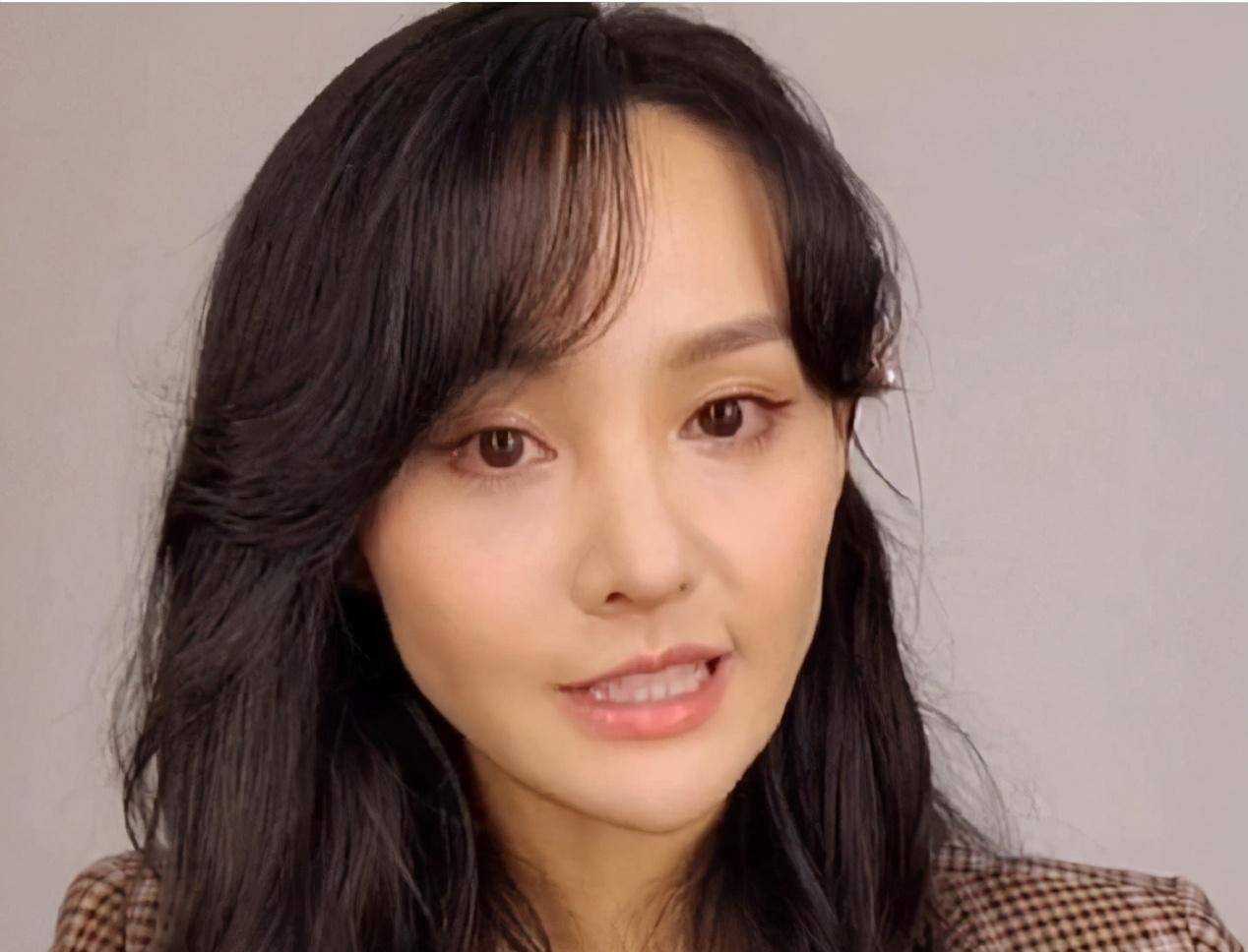 郑爽|郑爽近照神似赵雅芝李若彤，实际年龄差30岁，被嘲像画了老年妆