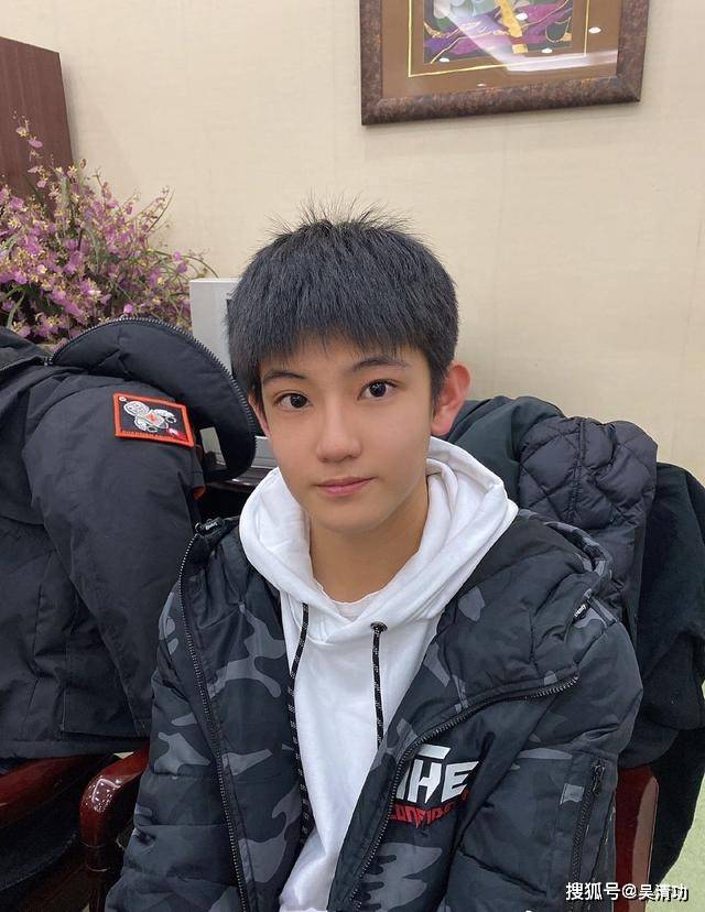16岁爱豆与20岁姐姐大尺度聊天记录曝光，相比之
