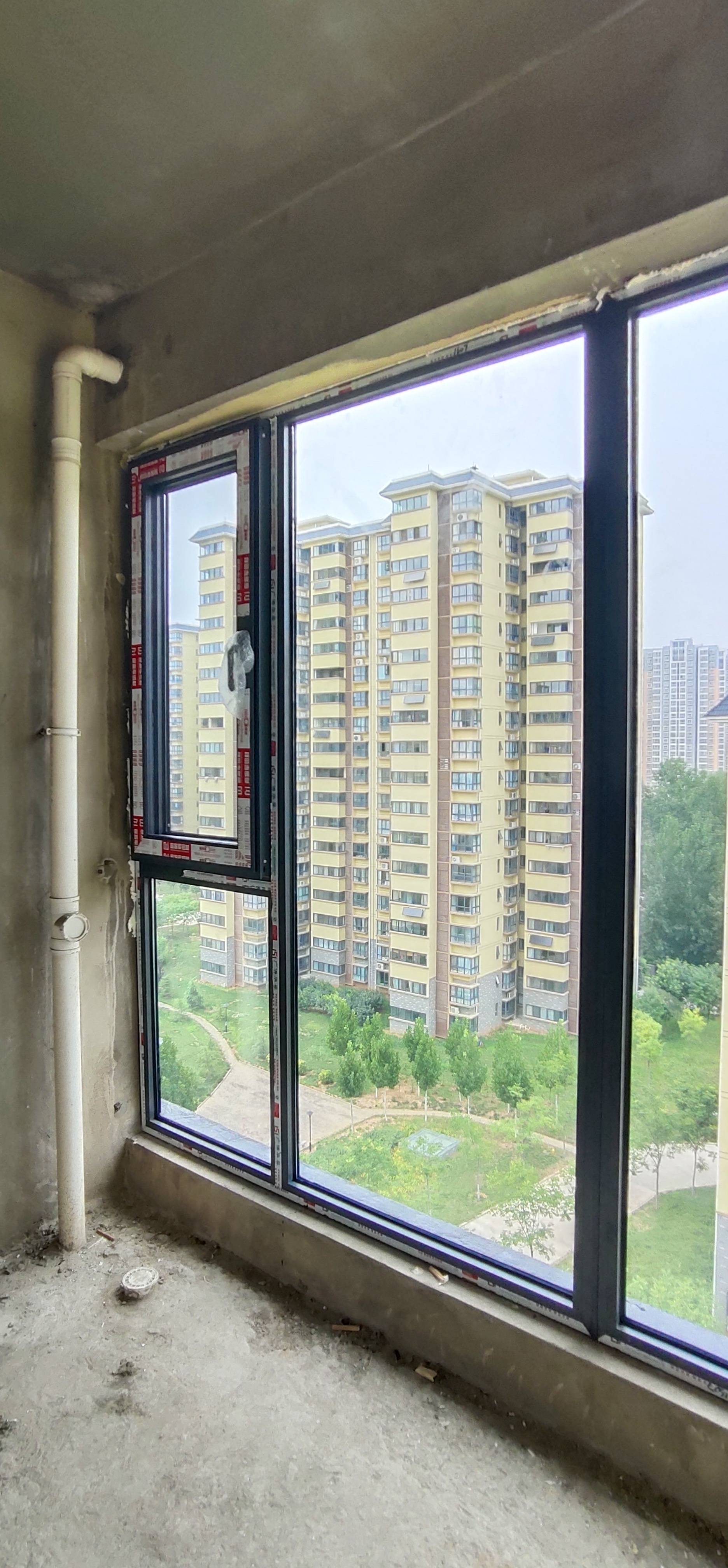 洛阳月明湾小区:安装断桥铝外窗内网纱窗,落地窗封阳台实景效果