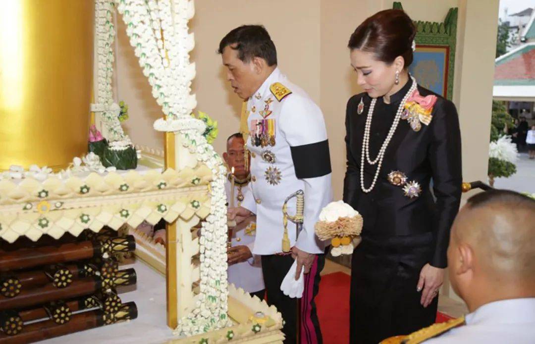 泰国王后得意忘形,在葬礼上笑得眉飞色舞,忽视了国王阴沉的脸色